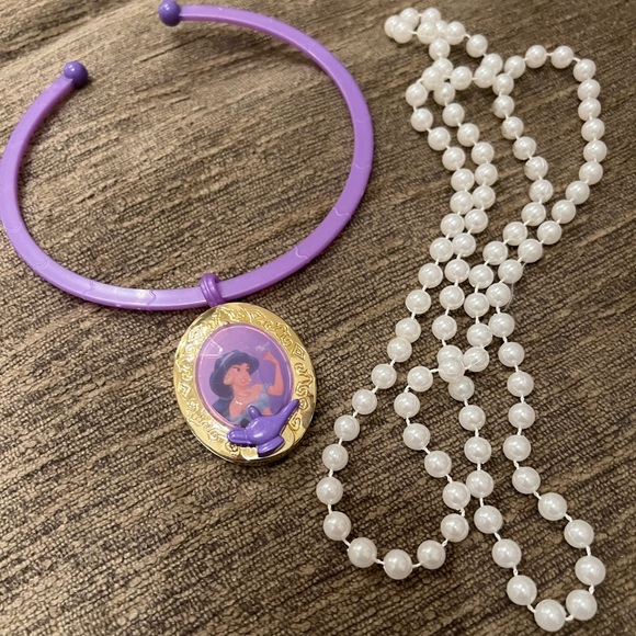 Disney Princess Jasmine Choker - Picture 4 of 5